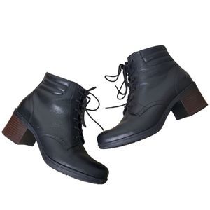 Clarks Hollis Jasmine Leather Heeled Booties Size 8